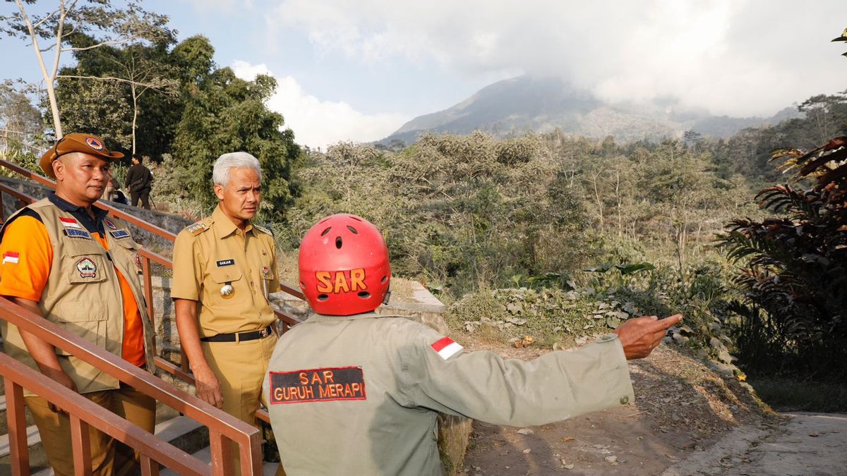 Stop By Babadan Boss, Ganjar Pranowo Monitors Merapi Eruption