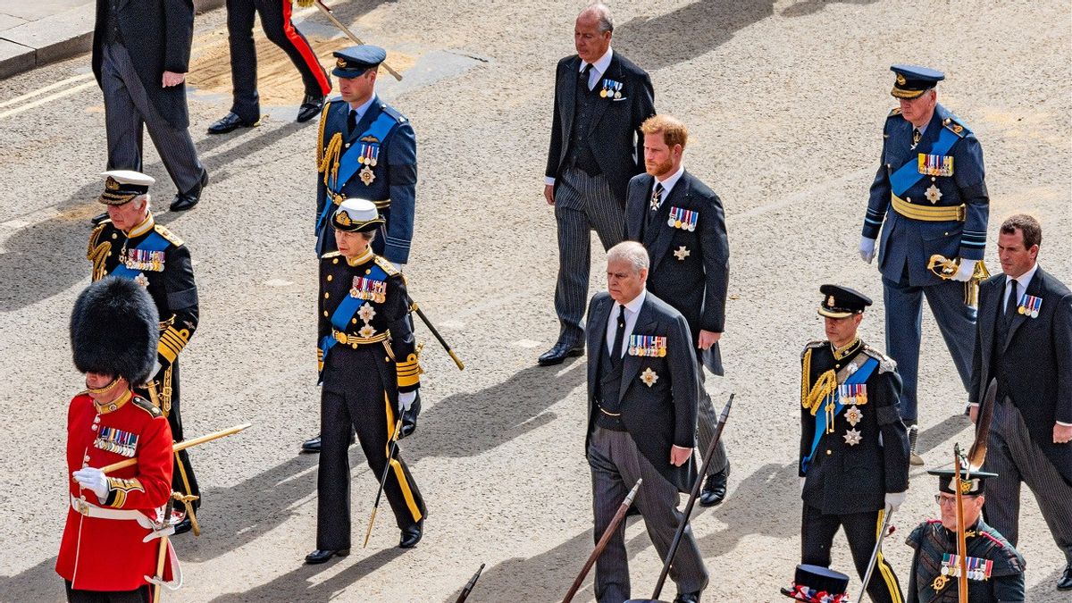 ازدراء الأمير أندرو وهو يسير خلف نعش الملكة إليزابيث الثانية، واتهام الشرطة رجلين