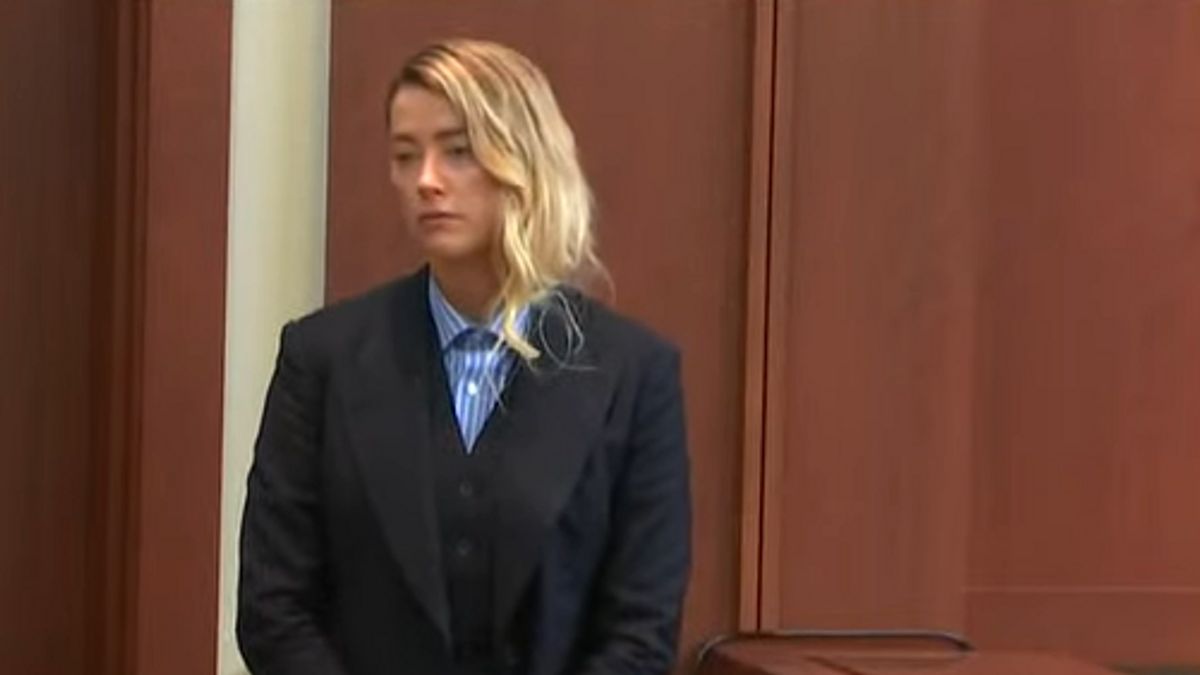 Tinggal di Spanyol, Amber Heard Diduga BAB di Pinggir Jalan