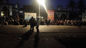 Manifestation Contre La Loi Sur La Création D'emplois à Makassar, Toujours Des Pneus De Barrage En Feu