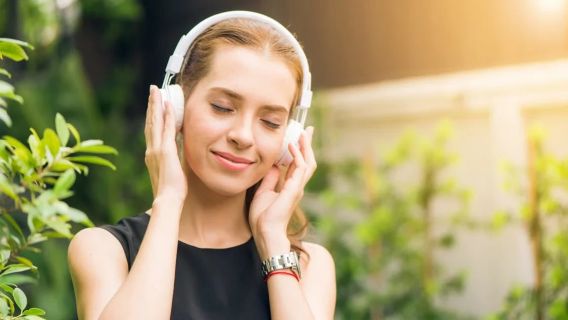 ティネタス新治療:片耳からもう片耳に音を伝えるヘッドフォン