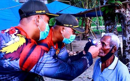 TNI Bantu Operasi Warga Jayapura yang Sudah 10 Tahun Menderita Katarak