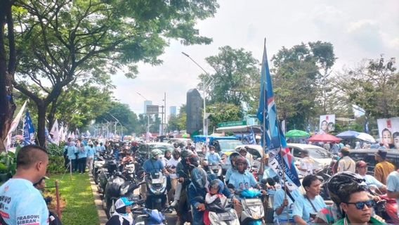 Macet,Prabowo-Gibran的支持者群众填补Gatot Subroto的道路,迈向GBK