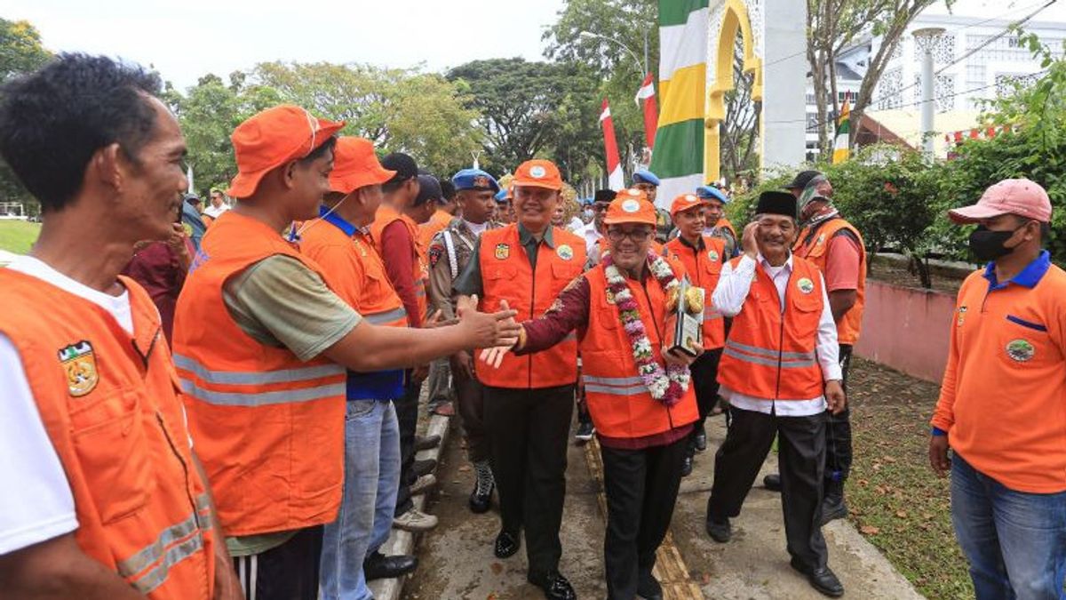班达亚齐赢得吉隆坡香港的阿迪普拉，市政府向清洁团队发放8.89亿印尼盾奖金