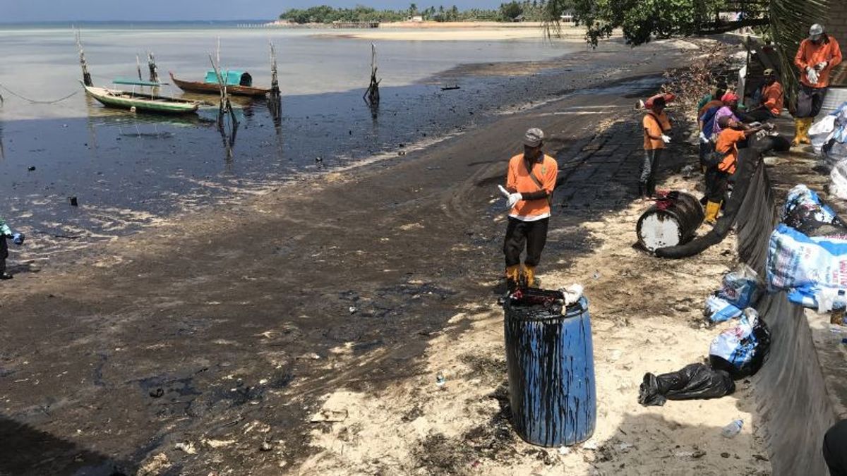 Musnahkan Limbah di Pantai Batam Dinas Gunakan Obat