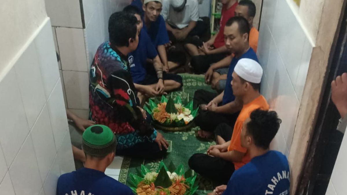 Sad! Lebaran Can't Gather With Family, Surakarta Police Detainees Presented Nasi Tumpeng