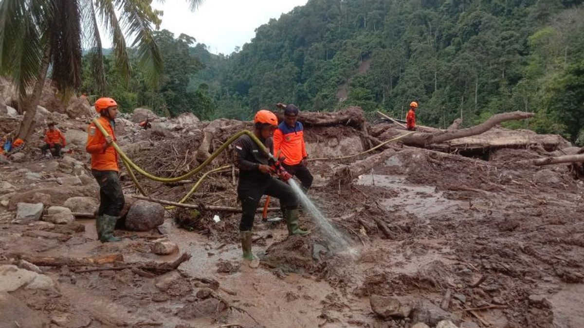 باندا إيه سي إس - لا يزال 5 أشخاص مفقودين ، ووسع فريق البحث والإنقاذ عملية البحث عن ضحايا الانهيارات الأرضية والفيضانات في ساحل جنوب الساحل