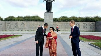 Megawati Egyptienne se rend sur les tombes des assiéges de Léningrad en Russie