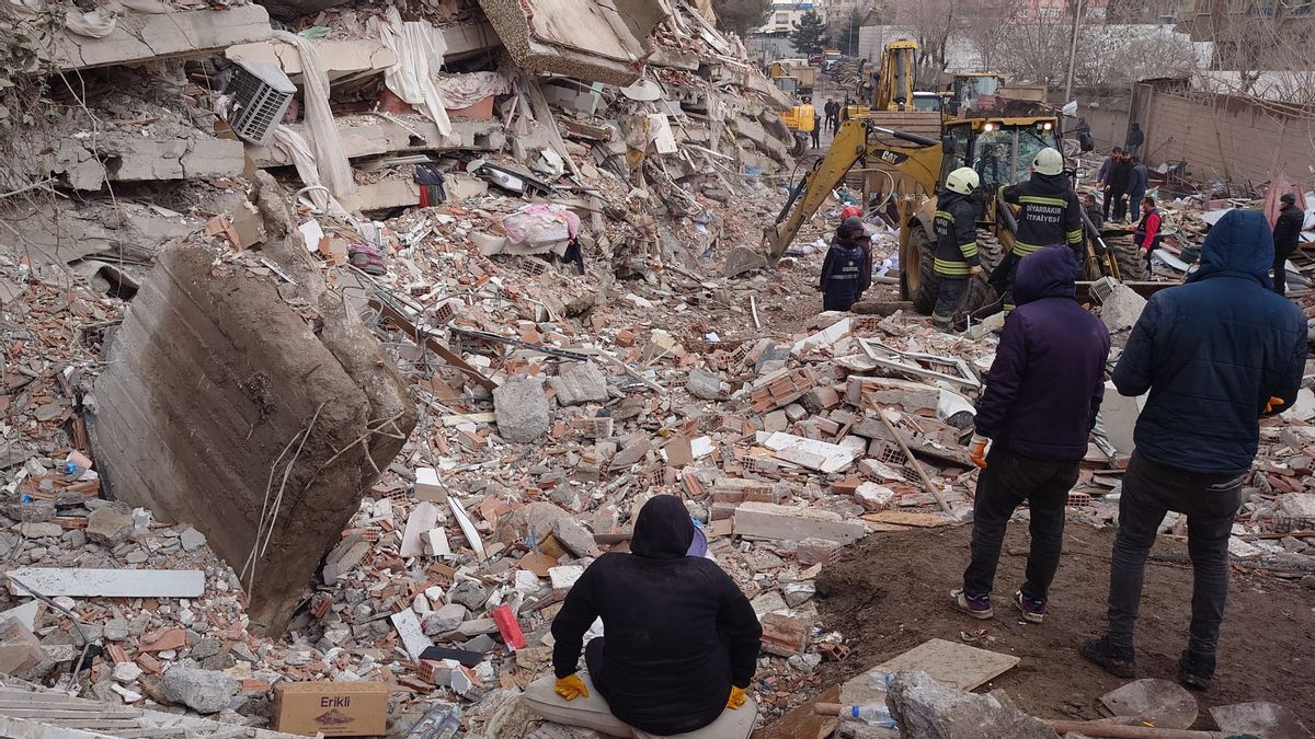 Turkey Earthquake Death Toll Over 7.800 People, Rescue Team Race Against Time and Winter