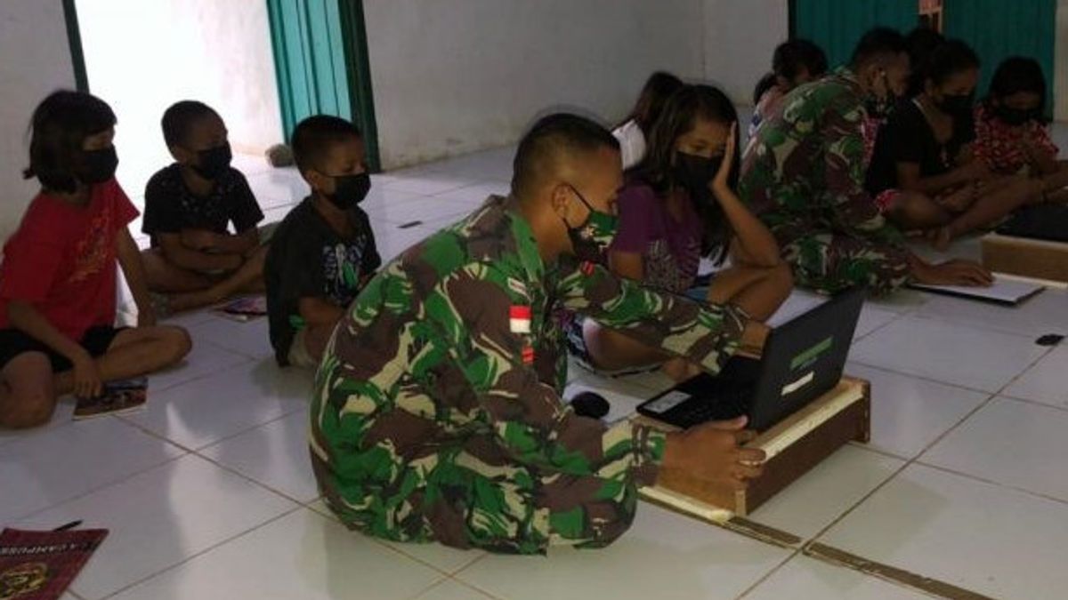 TNI Soldiers Become Computer Teachers For Children At The Border