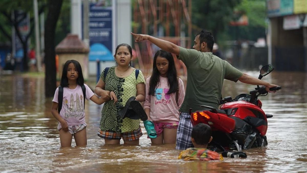 ジャカルタの洪水、難民が帰国