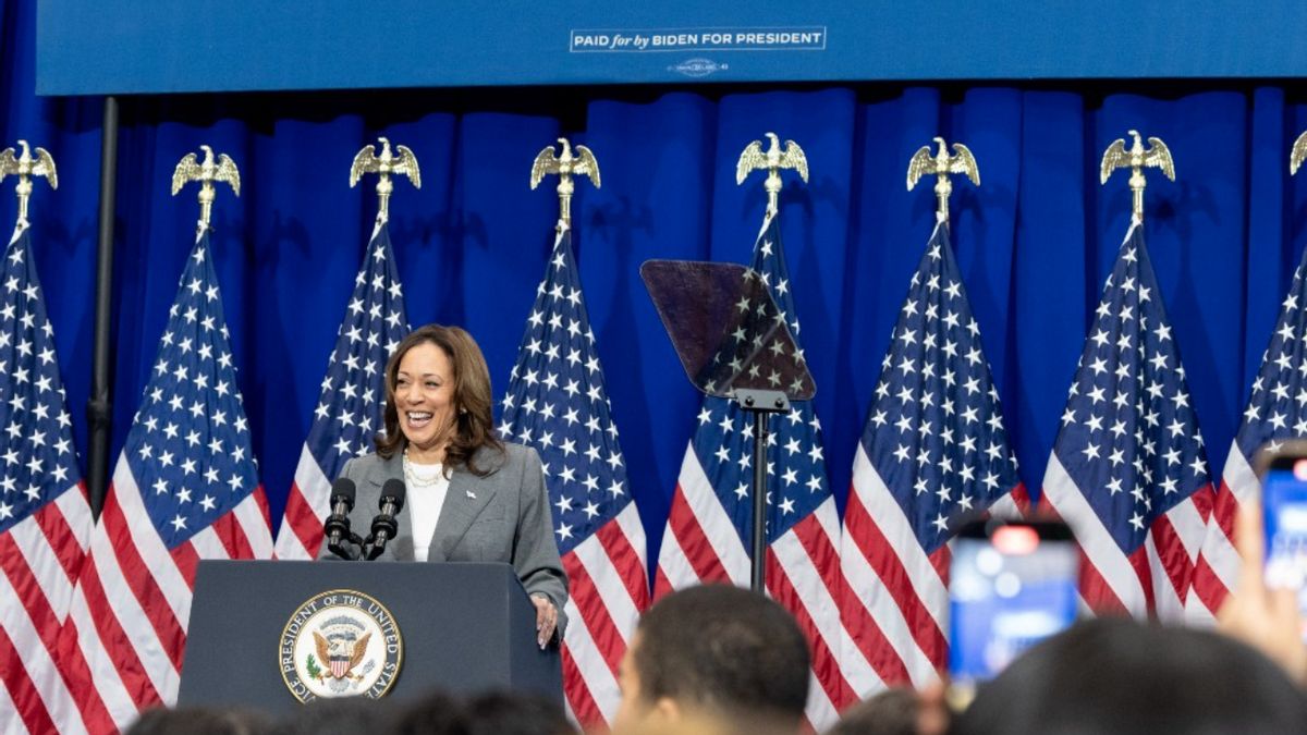 美国副总统卡马拉·哈里斯·凯纳·奥梅尔(Kamala Harris Kena Omel)在乔·拜登(Joe Biden)谈话时民主党捐助者