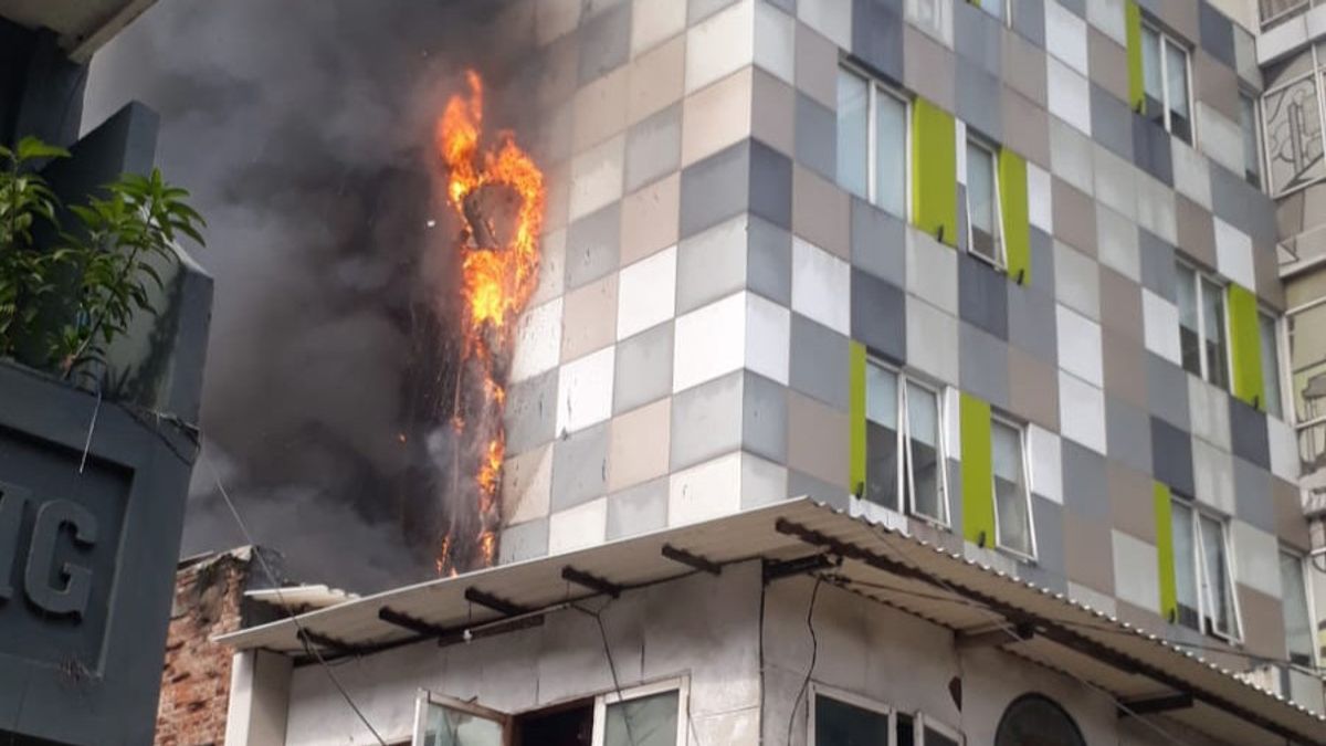 Hotel 101 Urban di Pasar Glodok Terbakar, Petugas Masih Lakukan Pemadaman