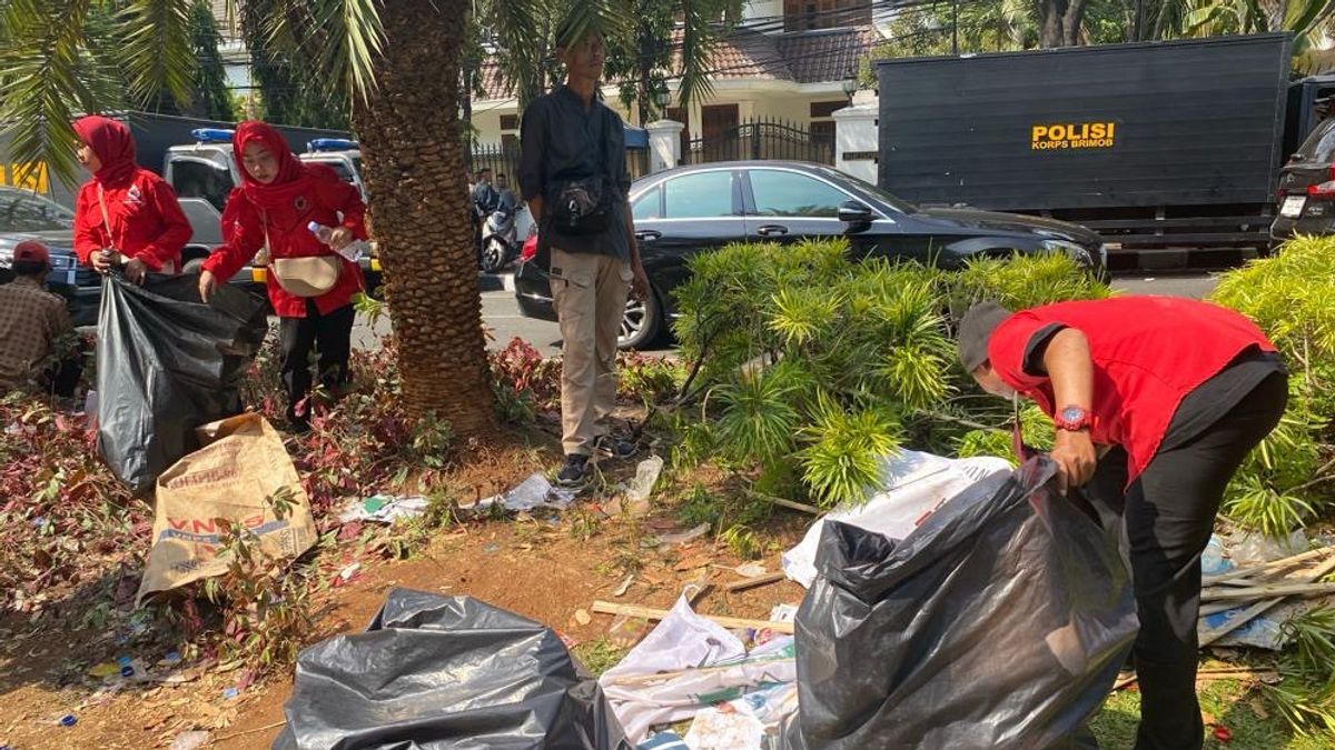 Ganjar-Mahfud Volunteers Clean Up Garbage After Registration Of Presidential And Vice Presidential Candidates