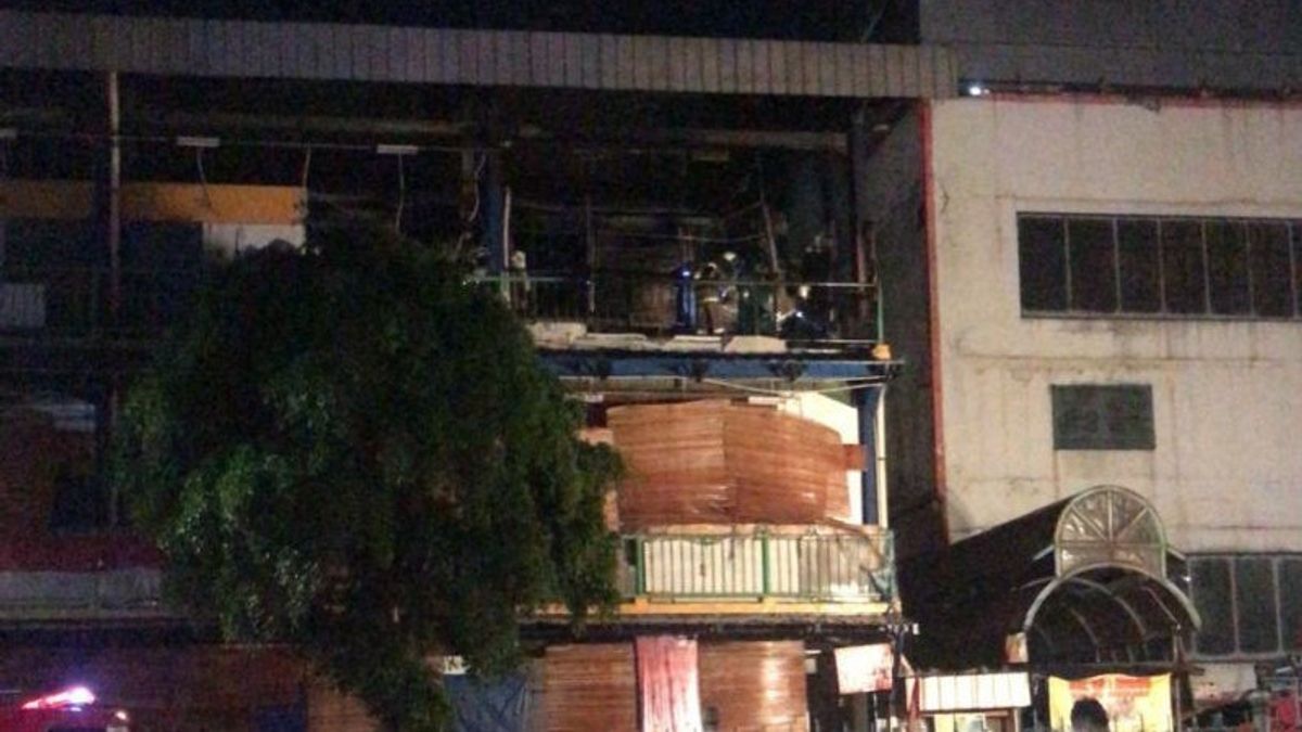 Pasar Senen着火，服装和包店被烧毁