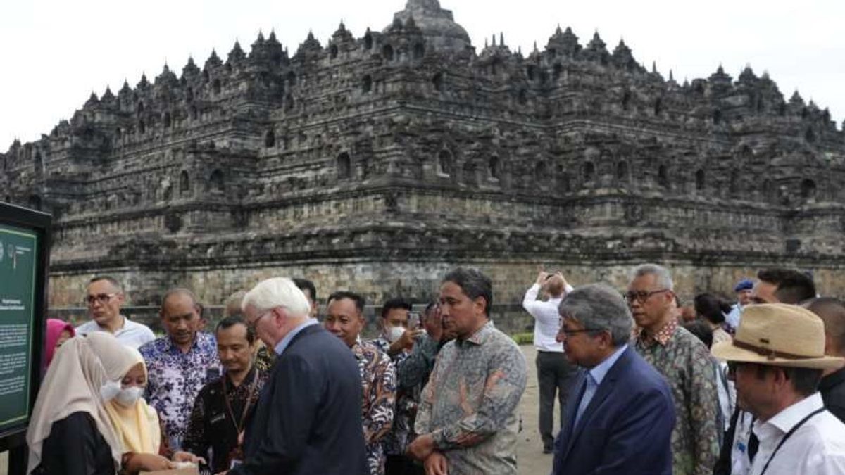 Climbing Borobudur Temple Is Now Mandatory To Wear Sandals Called Upanat, The German Federal President Has Tried It, When Are You?