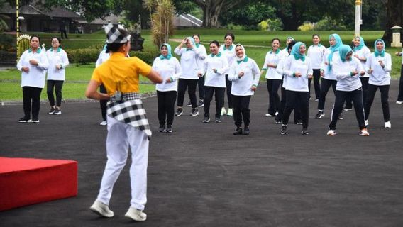 First Lady Begins Solidarity Action In The Advanced Indonesia Cabinet Era With Gymnastics At The Tampaksiring Palace