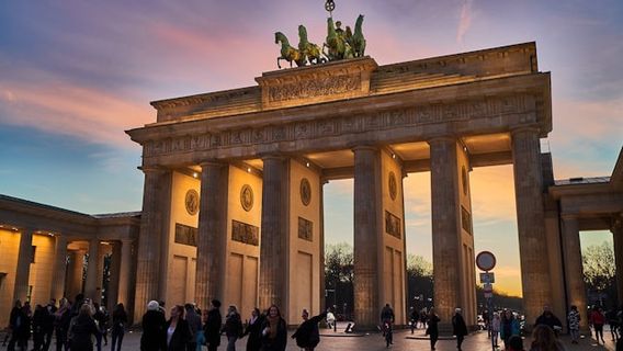 شرطة ألمانية كيلولونغان، بوابة براندنبورغ التي يصل ارتفاعها إلى 26 مترا تسلقها نشطاء الدعوة إلى وقف إبادة جماعية في غزة