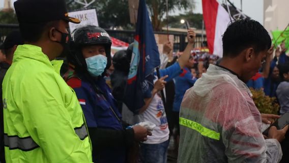 Diguyur Hujan, Aksi Demo Buruh Tuntut UMP di Tangerang Berjalan Dramatis