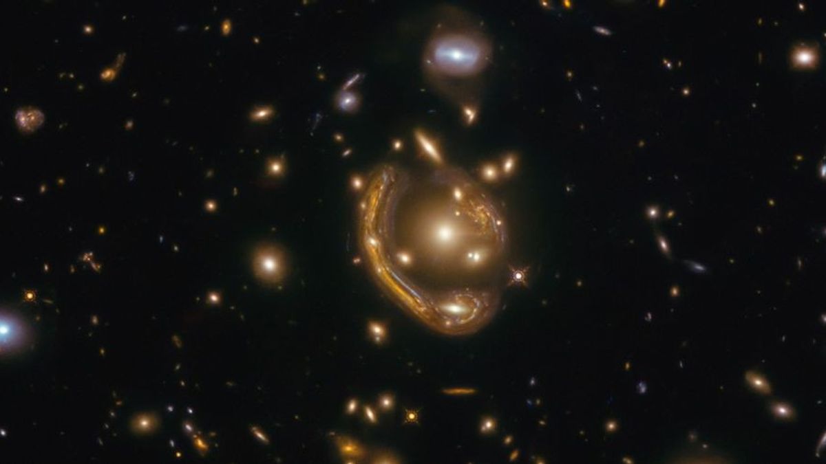 حلقة آينشتاين 9 مليارات سنة ضوئية بعيدا اشتعلت من قبل تلسكوب هابل، والباحثين حساب عمرها