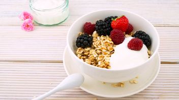 最新の研究は、短期間にオートミールを食べることは高コレステロールを下げるのに効果的であることを明らかにします