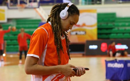 Usai Bebas dari Penjara Rusia, Brittney Griner Nikmati Barbekyu Bareng Keluarganya di Pangkalan Militer Texas