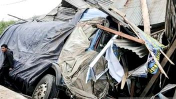 شاحنة وقود تصطدم بمنزل أحد السكان في باليمبانج ، اتصل السائق بالشرطة النائمة
