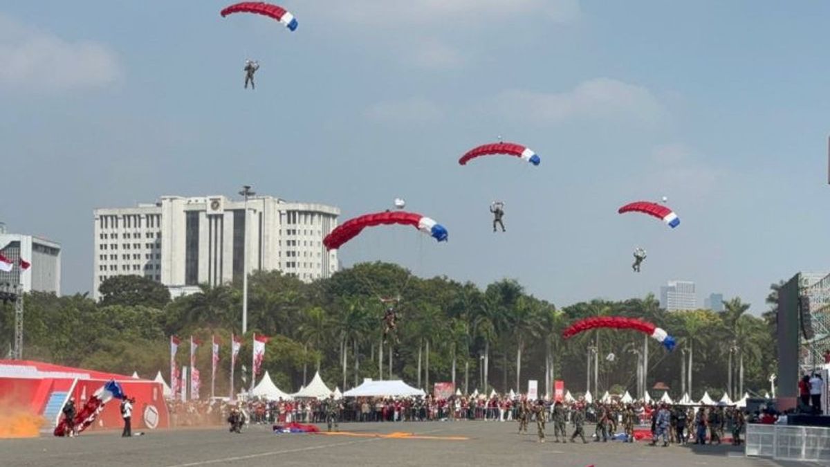From The Monas Area, Residents Look Enthusiastic To Watch Payung Sender Landing