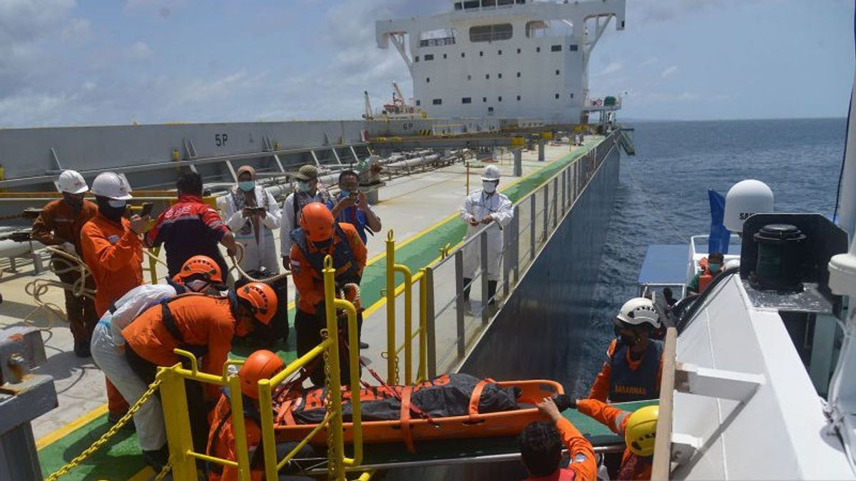 The Body Of A Filipino Citizen Was Evacuated By The Banda Aceh SAR After Colliding With A Crane On The MV Lowlands Ship