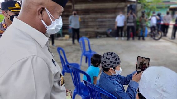  Bocah Arga yang Viral Adzani Jenazah Ibunya di Makam COVID-19 <i>Video Call</i> dengan Presiden Jokowi