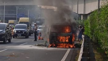 Des voitures chargées de légumes incendiées sur la route à péage de Jagorawi KM 1,4