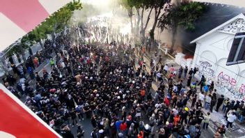 Mass Actions In Surabaya Are Chaotic, Dozens Of Motorcycles Are On Fire