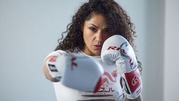 L’ancienne Combattante De L’UFC Pearl Gonzalez Claque Le Volant Sur Le Ring De Boxe, Suit Les Traces De Paige VanZant