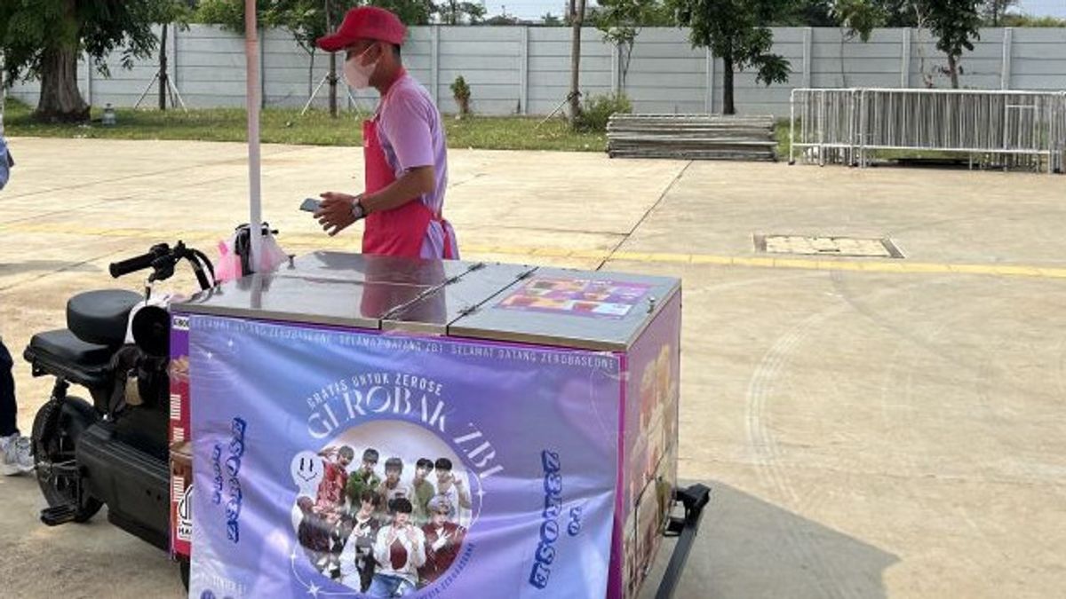 Free Drinks Prepared By Fans To Support The 38th Idol Of The Golden Disc Awards In Jakarta