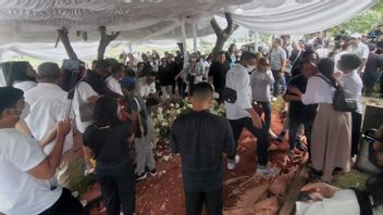 Family And Friends Take Carlo Saba To His Final Rest