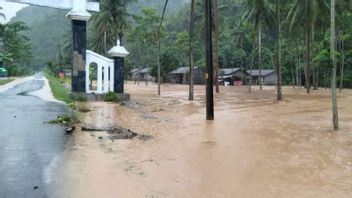 洪水浸泡在萨登古农基杜尔渔村
