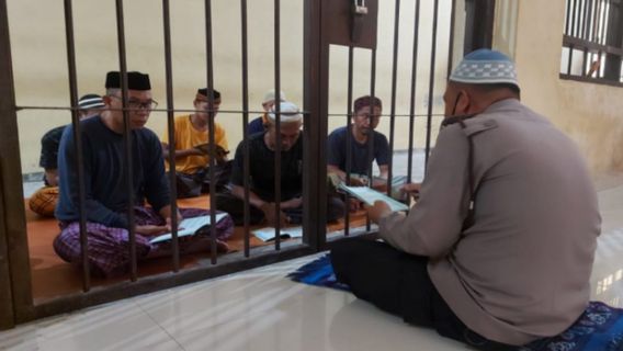 Alhamdulillah, Police In North Kolaka Teach Prisoners To Recite From Behind Cells