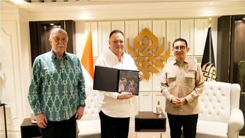 السفير الروسي يقدم كتالوجا من المخطوطات والتحف ، وشدد فالدلي زون على أهمية معلومات المجموعة