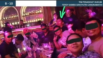 裁判で、ファーディ・サンボはナイトライフ会場でぶらぶらしている准将Jの写真を見せます