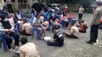 Terlibat Tawuran, 20 Pelajar SMK Poncol Disanksi Cuci Kaki Orang Tua