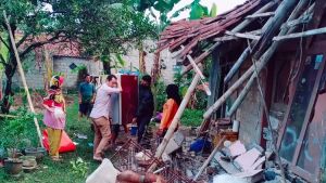 Dihantam Angin Kencang, Rumah Lansia di Bogor Ambruk