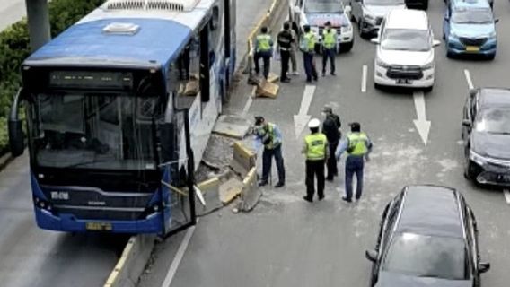 الشرطة تقول Transjakarta سائق ضرب فاصل الطريق بسبب عدم التركيز