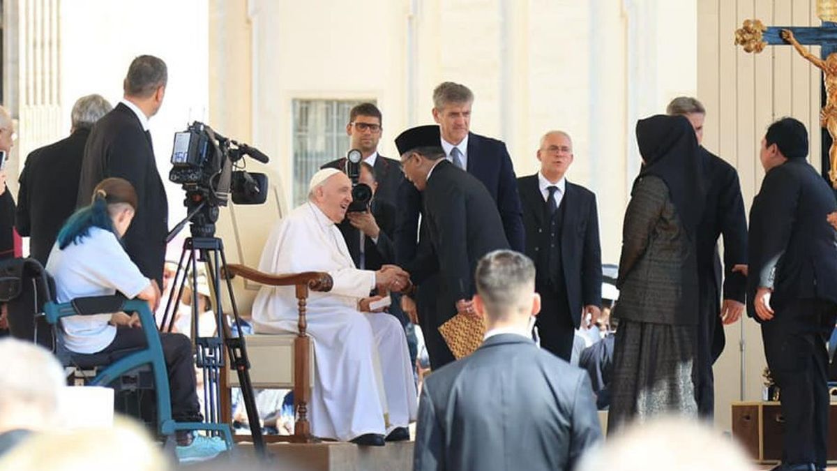 Sembari Genggam Tangan Paus Fransiskus di Vatikan, Menag Yaqut Berikan Sapaan: Berkah Dalem Yang Mulia