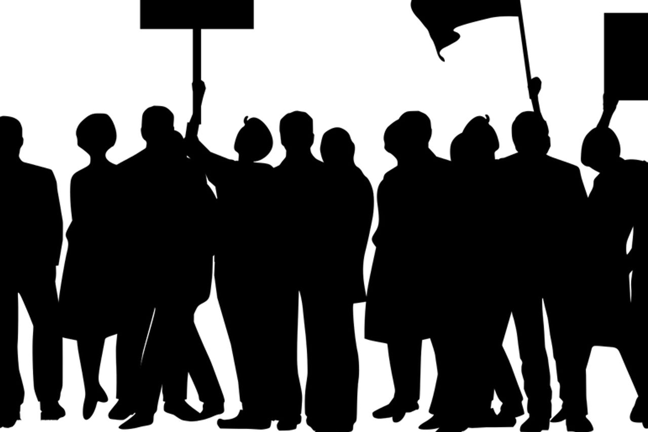 労働者は、従業員を解雇する企業を監査するために政府に求めます