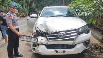 道路の石が車にぶつかった後、トレングレック国道を閉鎖する警官