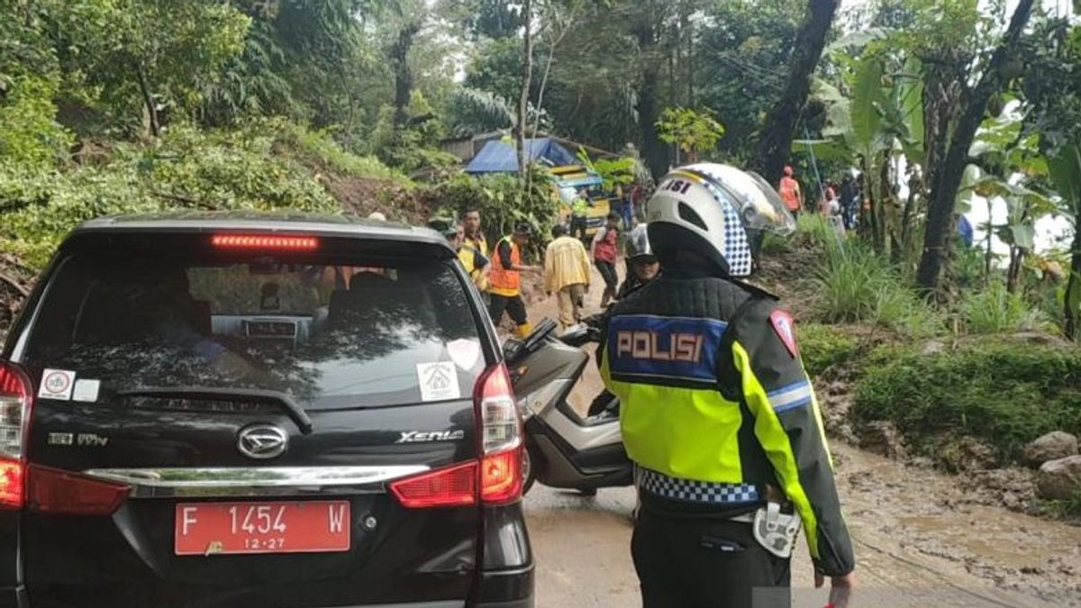 南のCianjur Putusへの道、役員はまだを使用しており、Sekopは地すべり材料をきれいにします