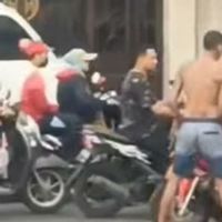 Pria Bertato di Ciracas Mengamuk, Aniaya Pengendara Motor