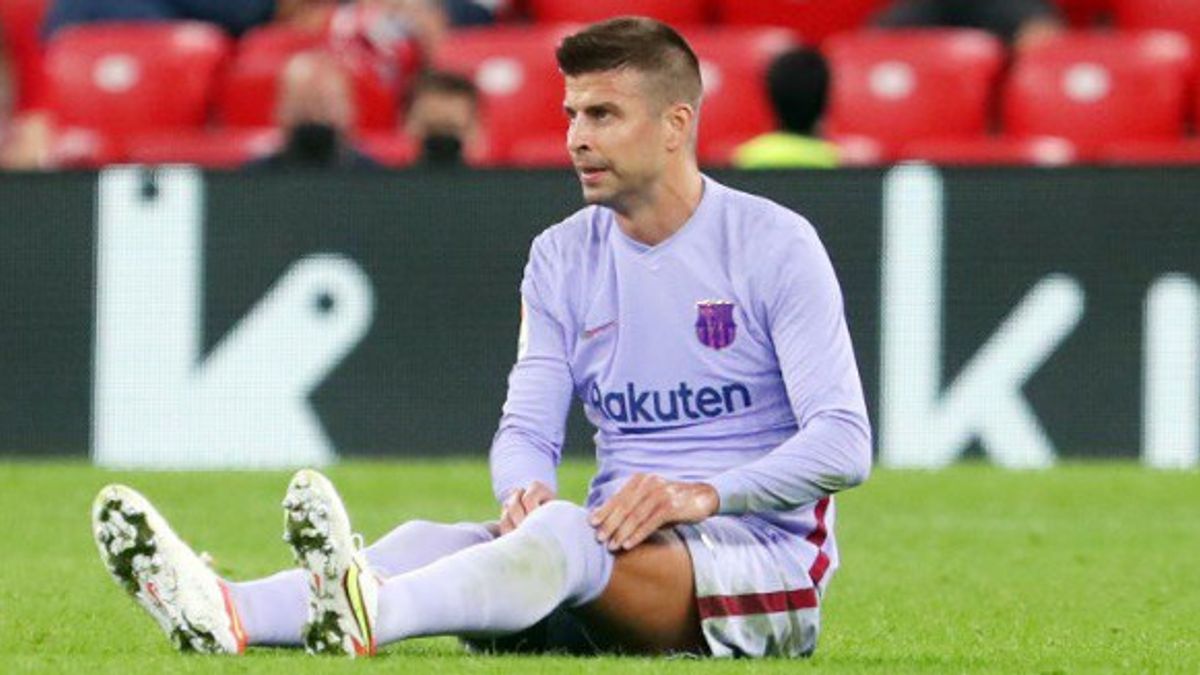 Caught Surfing Camera When Injured, Pique Prevents His Photos From Being Widely Circulated