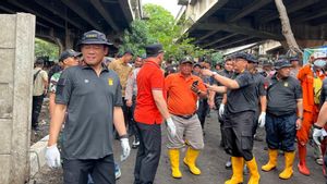 Kapolda Metro Jaya Pimpin Pembersihan Sampah Berserakan di Kolong Tol Tanjung Priok