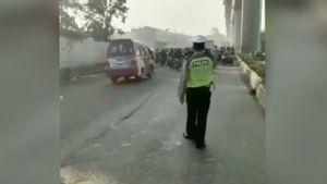 Didatangi Satu Orang Polisi, Puluhan Pengguna Motor di Jalan Raya Cakung-Cilincing Langsung Putar Balik
